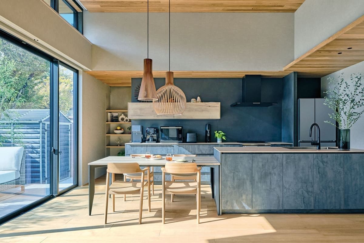 住友林業の木質感のある室内空間