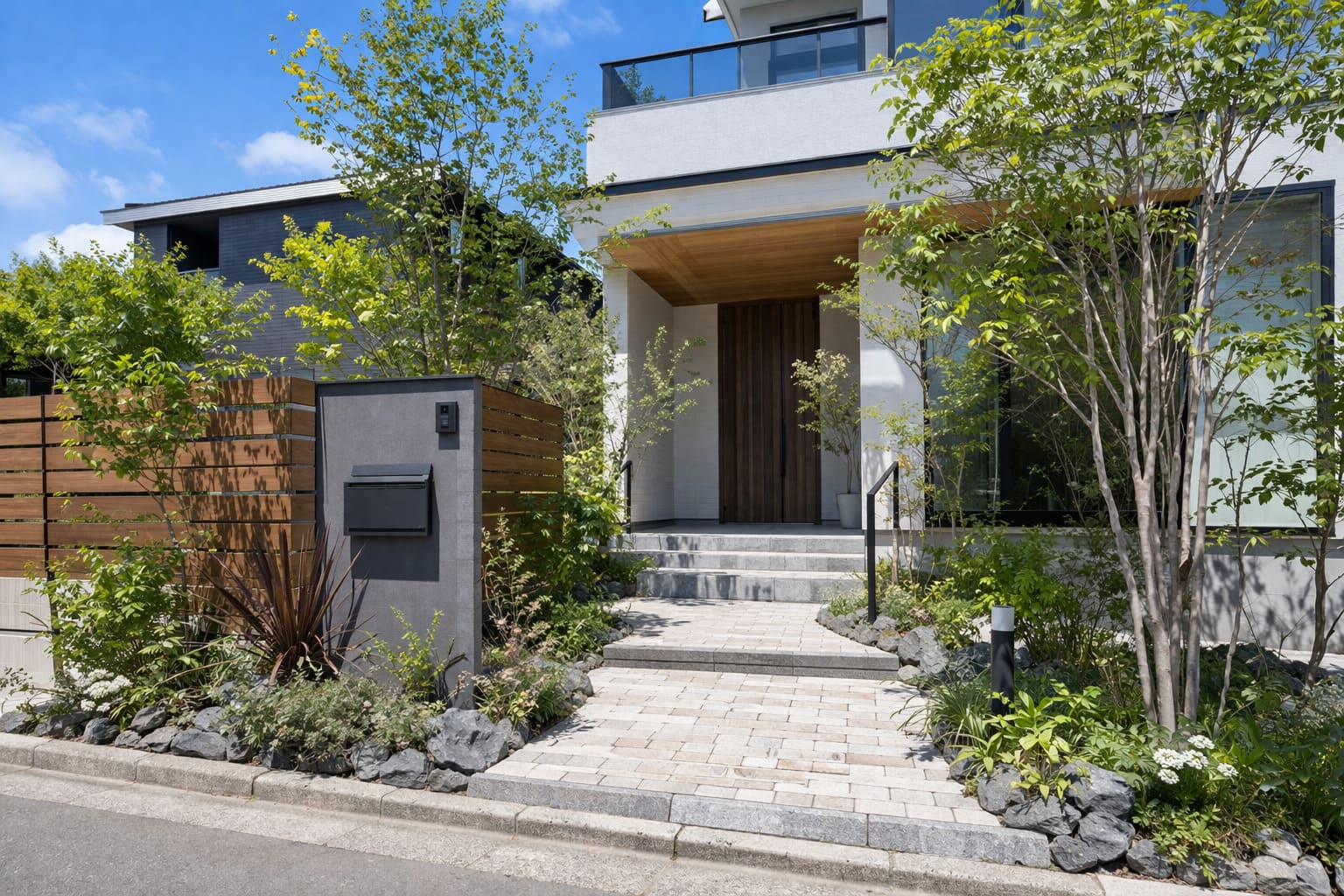 門柱・植栽・アプローチが調和した美しい住宅外構